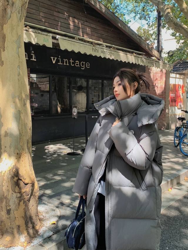 特价 只有灰色。Lululemon露露乐檬 DDD 拥有保命级保暖能力的大被子羽绒服，今年的冬天让我陪你~炒鸡暖和，紧实的面布防风锁温，内里填充的是精品90白鸭