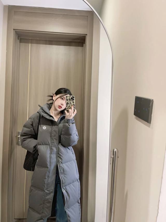 特价 。Lululemon 露露乐檬 DDD 被问疯了！Lululemon25 冬长款羽绒服，情侣穿直接焊身上 DDD 谁懂啊家人们！和对象挖到 Lululem