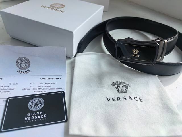 原单范思哲Versace镜面自动平滑扣高品质皮带 帅呆了 话不多说 直接看实拍图 真的超有质感 好东西不是靠嘴说的哈 美人头独特的气场 标准的方框造型设计 真的