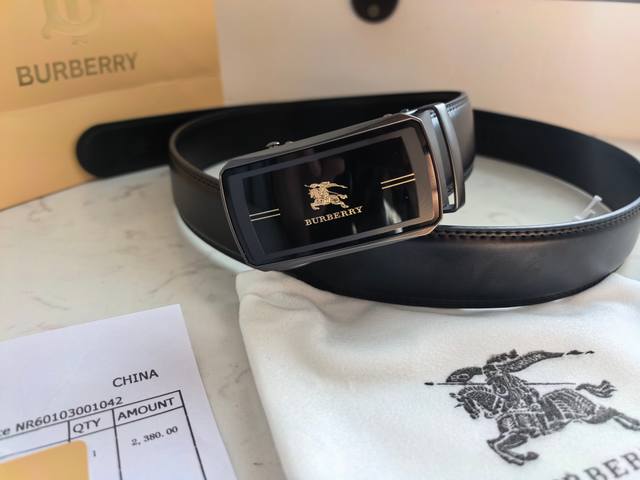 原单巴宝莉Burberry反光亮面自动平滑扣高品质皮带 话不多说 直接看实拍图 真的超有质感 好东西不是靠嘴说的哈 巴宝莉独特的气场 标准的方框造型设计 真的是