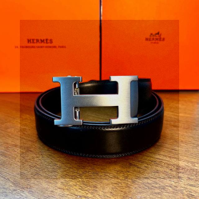 今年最好看爱马仕Hermes皮带来喽 东莞纯原单货 纯钢的标志性爱马仕皮带头 份量特别重 质量非常好 皮带采用的专柜原版的 双面头层皮制成 绝对的好东西 不仅卖