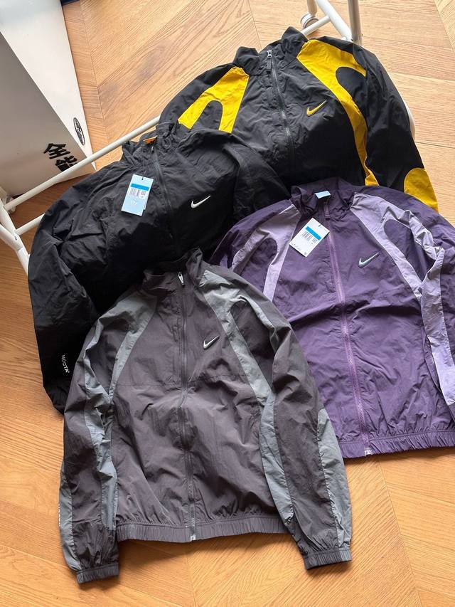 四色高版本 供外套 裤子 可单发Nike X Drake 联名款 Nocta系列撞色轻薄款立领夹克外套裤子套装男女同款 DDD 灰色 黑色白标 紫色 黑色黄标