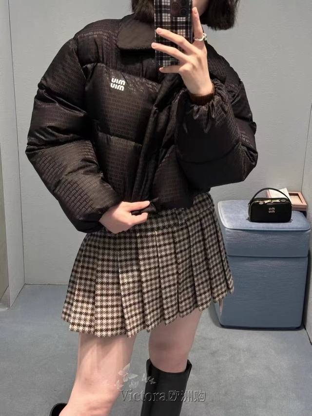 特价 DDD Miu'miu 谬谬 提花印工艺方领短款羽绒服 DDD 上身轻松拉长视觉比例 无敌显瘦显高 填充物:90白鸭绒 DDD 颜色：黑色 DDD 码数：