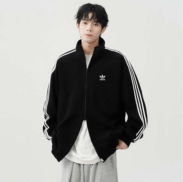 上新 DDD Adidas 三叶草休闲撞色三杠连帽拉链卫衣外套，名副其实的百穿不厌系列，Os版型上身效果超赞，三个配色都是超级好看的，三个色也都巨好搭，太宝藏了