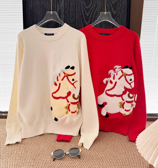 价格P：￥ DDD 品名： * 拉夫五花马提花小流苏装饰圆领针织毛衣 DDD 尺码：M.L DDD 颜色：白色 红色 DDD 高圆圆同款大爆款来啦！“五花马，千