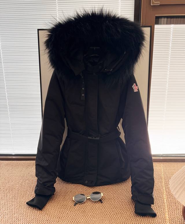 价格P：￥ DDD 品名：Monc1Er 蒙口连帽收腰毛领羽绒滑雪服外套 DDD 尺码：M.L DDD 颜色：黑色 DDD Monc1Er 蒙口女士滑雪服系列，