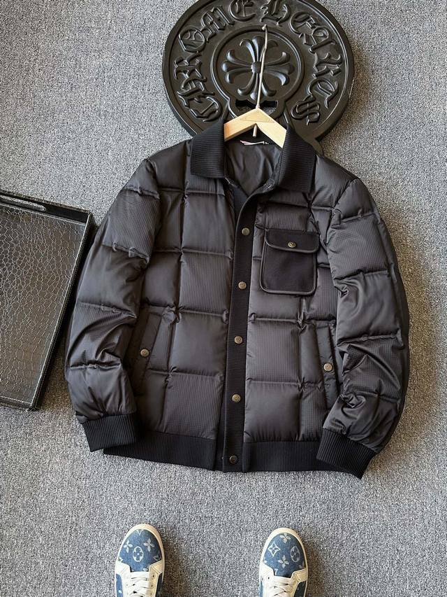 原版代工厂P羽绒服！ DDD 人气爆款！Prada 普拉达专柜新品轻奢城市商务系列御寒保暖翻领羽绒服！恒隆在售万元级，款号：6335 DDD 普拉达家今年最新R