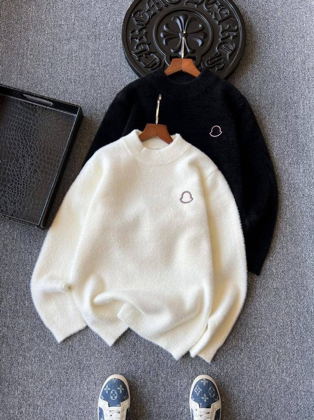 专柜一体天鹅绒！ DDD 人气爆款！Moncler 蒙口专柜新品天鹅绒圆领加绒毛衣！恒隆在售万元级，款号：2305 DDD 蒙口家今年最新一体天鹅绒面料！表层柔