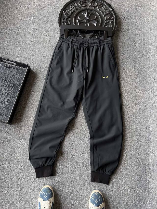 顶级羽绒裤！ DDD 人气爆款！Fendi 芬迪小怪兽专柜新品白鸭绒羽绒裤！恒隆在售万元级，款号：8802 DDD 芬迪家今年定制高端锦棉面层面料，做了液氨科技