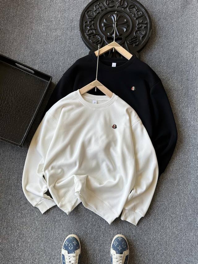 顶级超柔加绒卫衣！ DDD 人气爆款！Moncler 蒙口专柜新品超柔博奥绒加绒卫衣！恒隆在售万元级，款号： 5 DDD 蒙口家今年采用新疆长绒棉面层面料，摸起