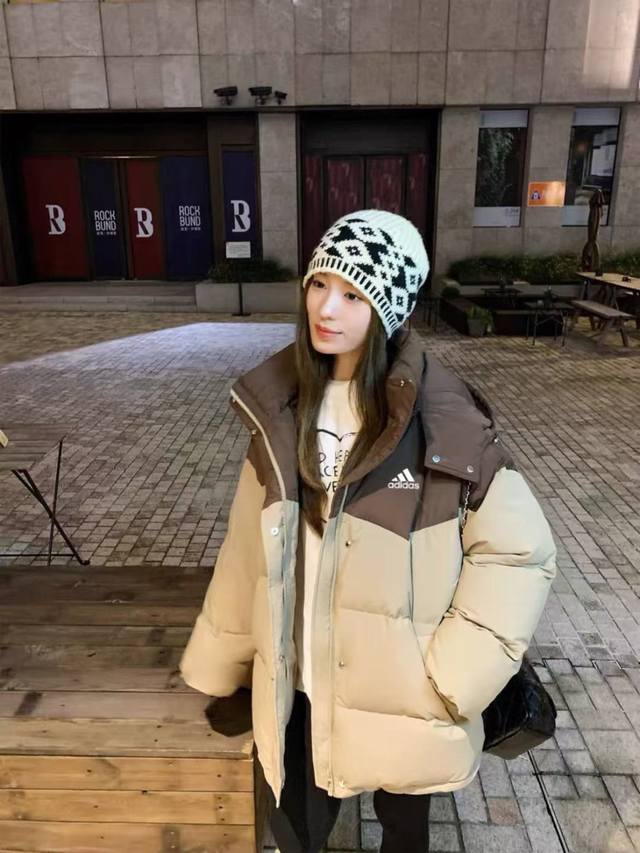 特价 不退换 大朵90绒白鸭绒拼色Adidas 阿迪达斯情侣羽绒服 DDD 百分百 %羽绒服采用纳米材料技术面料防止跑绒！面料柔软舒适！谁穿谁好看非常显瘦显腿长