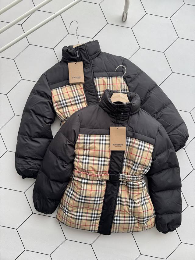 Burberry 巴宝莉 新款经典格纹拼接双面两穿系腰带羽绒服外套女 DDD 双面可穿系带收腰羽绒服 DDD 将羽绒美感与功能性实穿发挥到极致，两面可穿，简约基