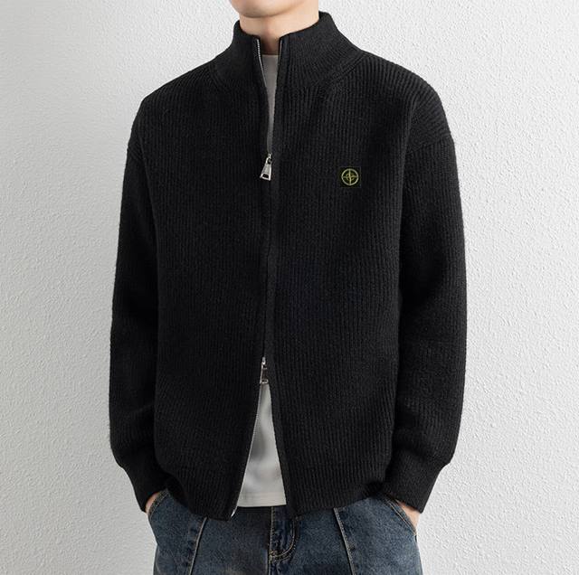 上新 DDD 石头岛25Ss秋冬新款高街立领针织毛衣外套，男女同款 情侣可搭 DDD 原版面料针织毛衣系列 经典款开衫毛衣 宽松而不夸张的版型设计 舒适且自然！