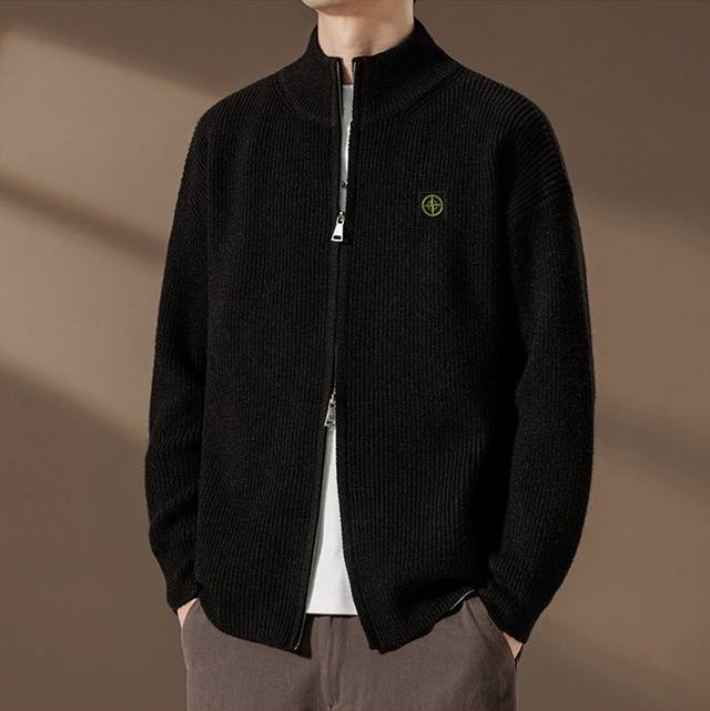 上新 DDD 石头岛25Ss秋冬新款高街立领针织毛衣外套，男女同款 情侣可搭 DDD 原版面料针织毛衣系列 经典款开衫毛衣 宽松而不夸张的版型设计 舒适且自然！