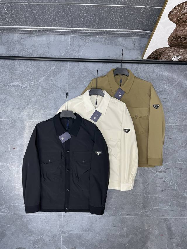 上新 DDD Prada 普拉达25Ss秋季新款翻领夹克外套。三色可选，经典百搭永不过时系列，绝佳秋季出行穿搭必备百搭单品 DDD 外层面料采用了加厚加密的锦纶
