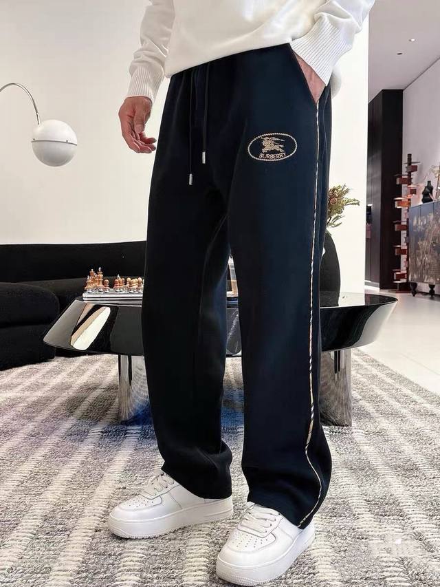 品名：Burberry 巴宝莉25Ss新款战马刺绣侧边织带休闲宽松运动卫裤 DDD 版型：宽松 DDD 颜色；黑色 DDD 尺码：M -L-Xl DDD M 裤