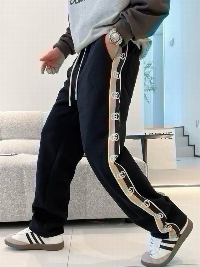 品名：Gucci 古驰24Ss新款高街编织织带直筒休闲宽松运动卫裤 DDD 版型：宽松 DDD 颜色；黑色 DDD 尺码：M -L-Xl DDD M 裤长99腰
