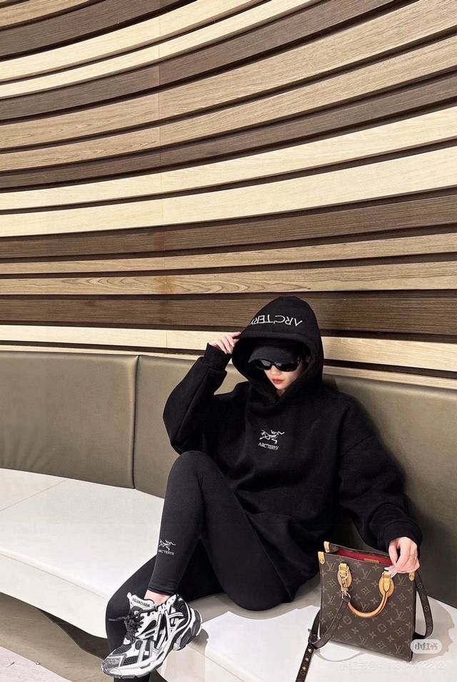 高品质 DDD 品名：始祖鸟 Arc'teryx 24Ss秋冬新款重工刺绣连帽卫衣男女同款 DDD 版型；宽松版 DDD 面料：纯棉双面面料 DDD 颜色： 黑