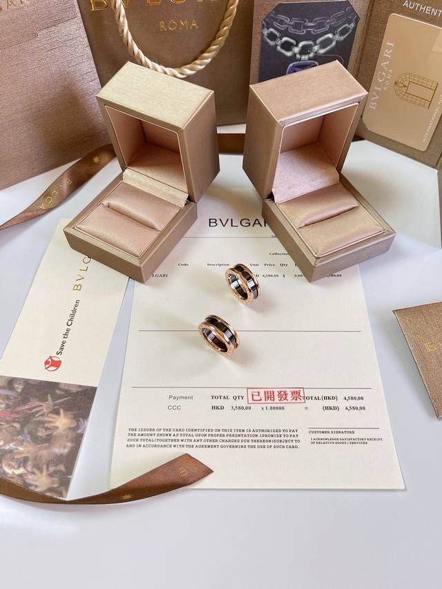 Bvlgari宝格丽 黑陶瓷窄版情侣戒指 最高版本！ DDD Cnc精雕戒指！精选黑陶瓷镶嵌，放大看细节--可作为情侣款，清晰Logo。 DDD 欢迎对比质量。