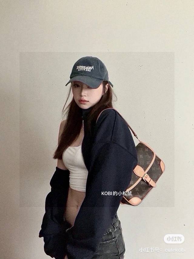 Lv法棍邮差包 DDD Louis Vuitton 路易威登 Lv Ss 复古马鞍邮差包 肩带 高版本 专柜预定款斜挎包，由Monogram与Monogram