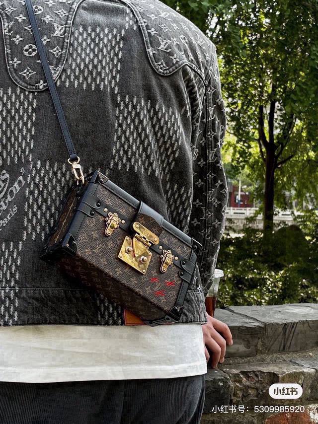 Lv 老花Petite Malle硬盒子 DDD Lv作为箱包专家，在百年前其行李箱已经受到欧洲贵族权贵的青睞。硬朗的外表与优雅的老花，搭配其耐用的品质，可以说
