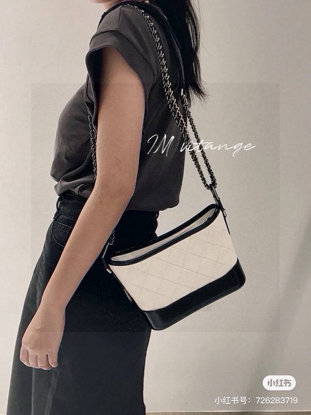 Chanel 香奈儿流浪包白色 DDD 由老佛爷亲自操刀设计，受娱乐圈女明星刘雯、赵丽颖、迪丽热巴、欧阳娜娜等钟爱的这款 Chanel 流浪包，究竟有什么特别之