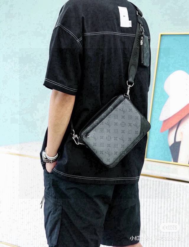 Lv 黑武士三合一 DDD 今年最火男包，Lv黑武士三合一邮差包 DDD 黑色Lv老花真的很酷帅 DDD 黑银反转色也叫黑武士，帅到没朋友 DDD 三个包可以分