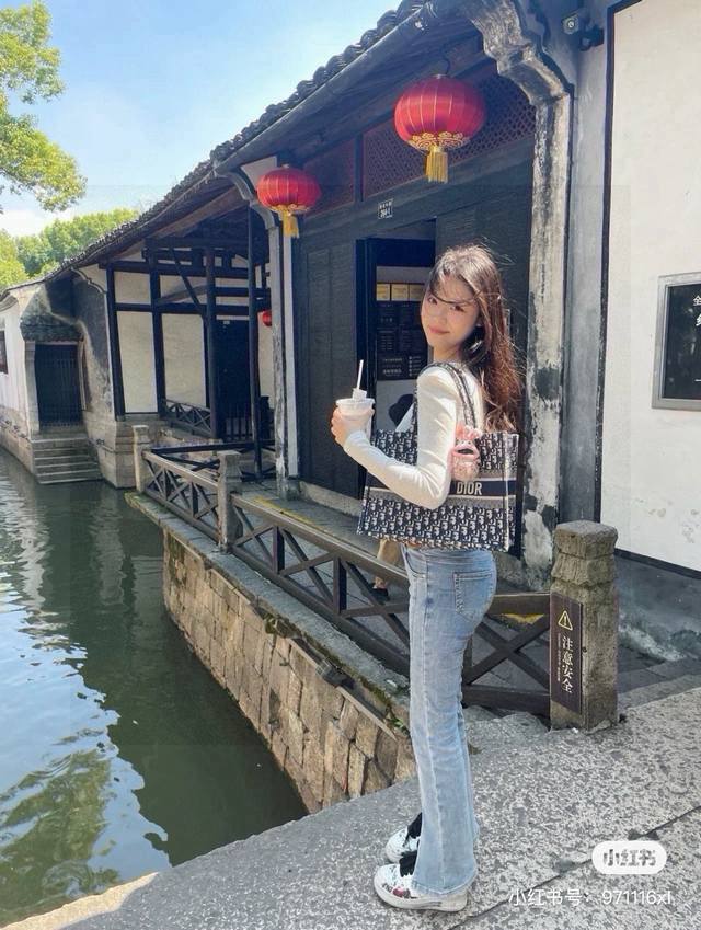 Dior迪奥老花蓝色中号托特包 DDD 这只极具艺术气息、时尚感和实用性 DDD 如果你是一个气质型美女，那一定得选择Dior的这只老花托特包 DDD 精细的刺