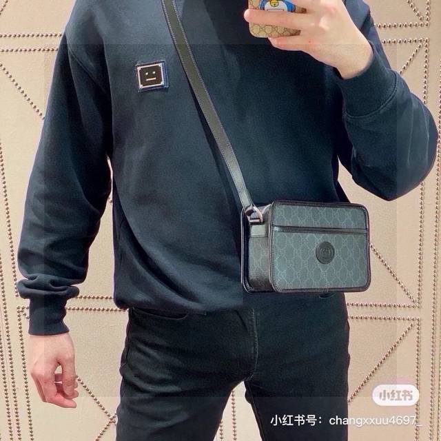 Gucci 古驰Retro 黑色相机包 DDD 吴磊弟弟同款 DDD 经典老花元素，满满的Gucci风 DDD 有了它，其它相机包瞬间不香了 DDD 比烂大街的