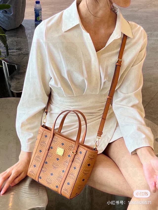 Mcm菜篮子，送小狗挂件 DDD 小红书超火经典复古不老气，相对轻雾粉更显质感，凸显生机活力。 DDD 入手之后绝对爱不释手！小巧轻便，容量还大，足以装下女生出