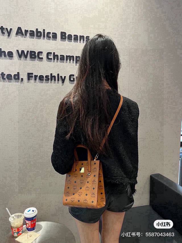 Mcm 手提包，送小狗挂件 DDD Mcm 新品手提袋，真是方便又实用哦！ DDD 包型立体，特别的有型，大小刚好，款式简约大气，采用宽肩带的设计，背起来特别舒