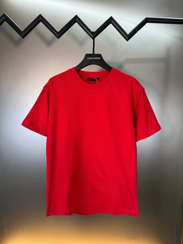 顶级代购版本★Louis Vuitton 路易威登Ss26新款标识压纹短袖 DDD 定制云柔玄珠棉 手感柔软 舒适贴肤 以高饱和度的正红色，白色 黑色为底色 无