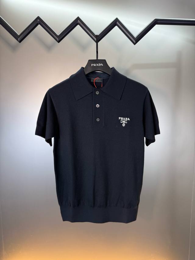 顶级代购版本★Prada普拉达Ss26新款刺绣翻领针织Polo衫 DDD 定织细针16针毛织 舒适透气 挺括有型 标志性Prada刺绣徽标点缀正面 以标识毛衣和
