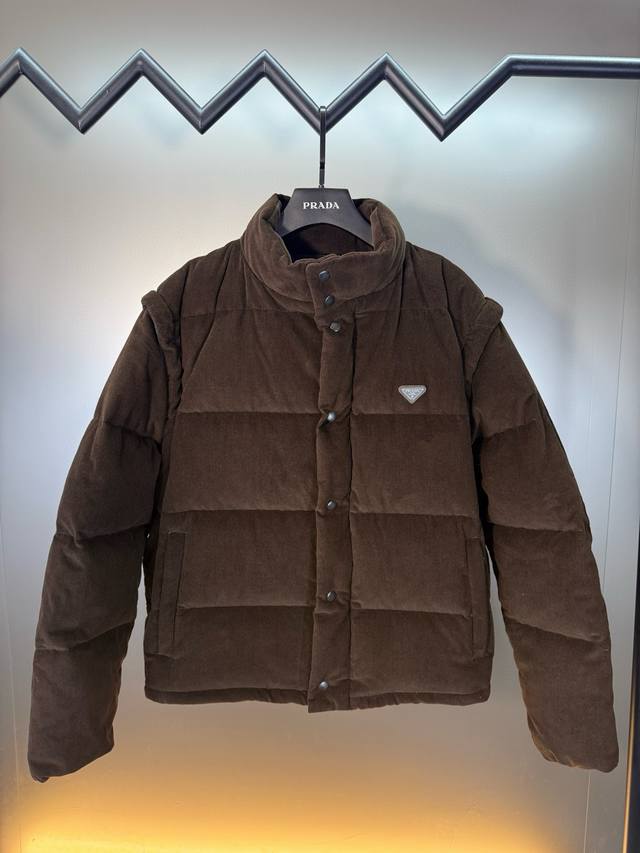 顶级代购版本★Prada普拉达Ss25秋冬新款 三角标灯芯绒可拆卸脱卸袖羽绒服 DDD 定制丝绒臻品灯芯绒 质感醇厚 细腻纹理 使用新国标90白鸭绒，冲绒量十足