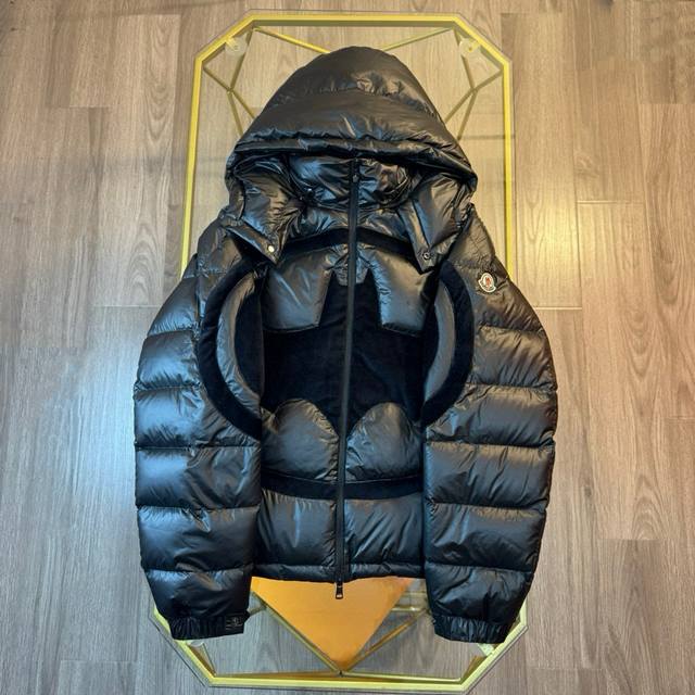 对标专柜★过验版本★Moncler蒙口Ss25冬季新款 蝙蝠侠标识羽绒服 DDD 定制墨韵高级炭黑涂层风衣面料 定制韩韵流光丝绒针织面料 采用400D压光胆布