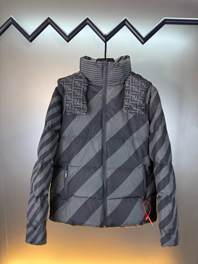 对标专柜★过验版本★Fendi芬迪Ss25经典双面穿连帽羽绒服 DDD 定制凝彩高密压光锦纶 使用新国标90白鸭绒， 冲绒量十足 保暖十足 置身于一个温暖的云朵