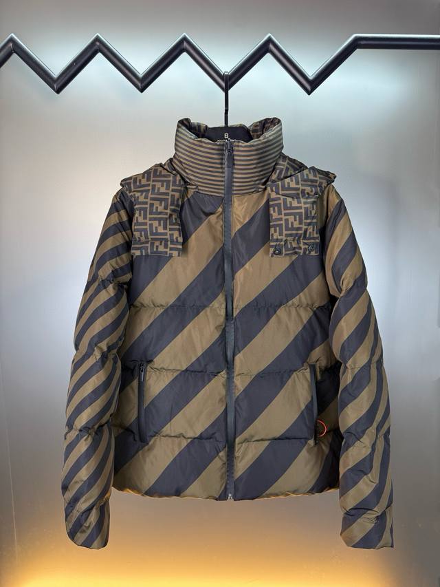 对标专柜★过验版本★Fendi芬迪Ss25经典双面穿连帽羽绒服 DDD 定制凝彩高密压光锦纶 使用新国标90白鸭绒， 冲绒量十足 保暖十足 置身于一个温暖的云朵