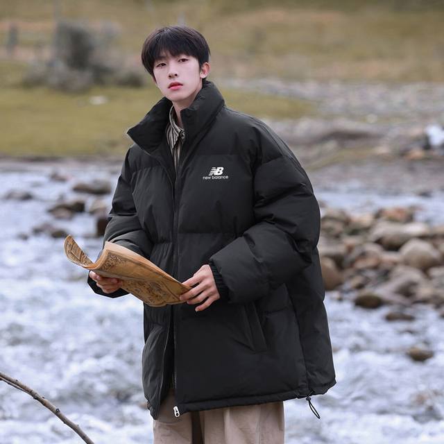 New Balance 新百伦冬季新款男女款羽绒棉服！爆款上新！冬季衣橱必备的一款人气棉衣， 上身超级好看！ 纯天然手塞羽绒棉填充，每个部分充棉饱满 给人温暖的