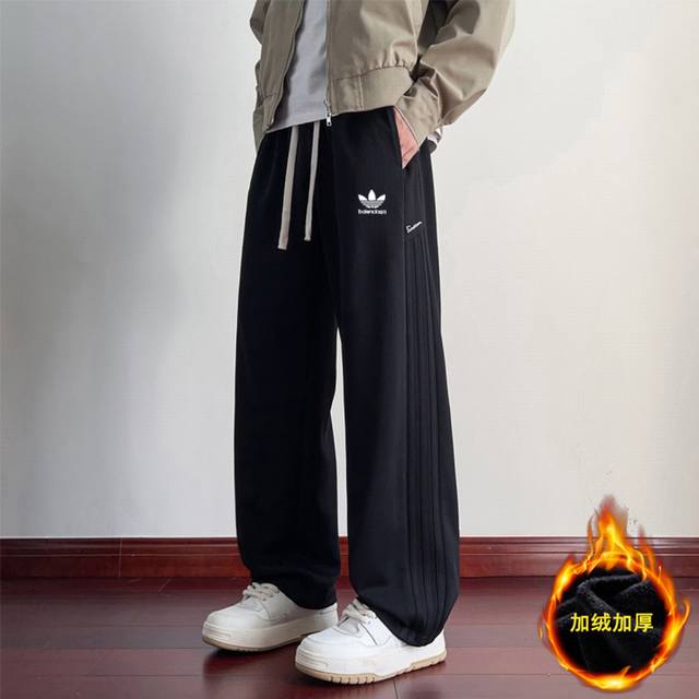 加绒加厚 巴黎世家三叶草联名 加绒卫裤，运动裤海外版25Ss新款休闲裤，拖地裤 今年最流行面料 DDD 上身非常简单帅气有型的一款裤子 男女情侣款都能轻松驾驭.