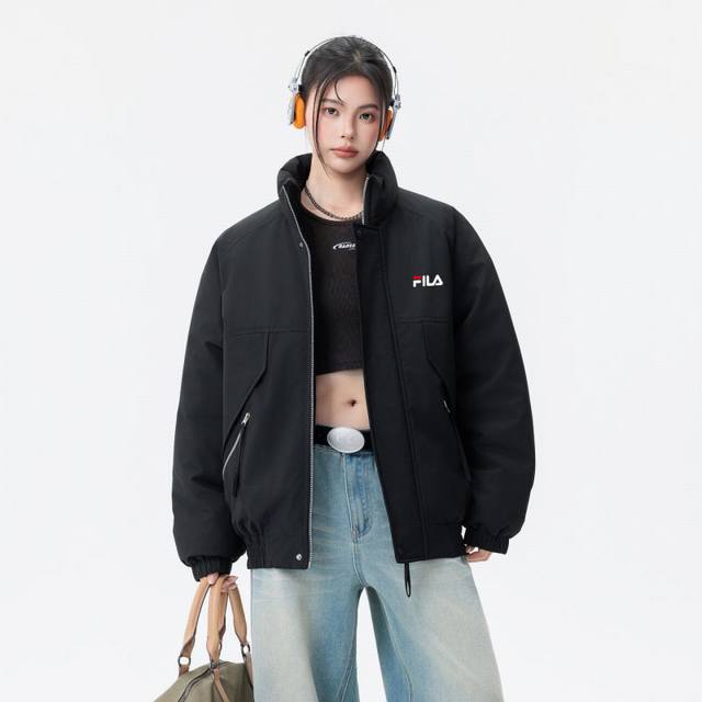 Flla 斐乐棉衣，立领羽绒棉服夹克外套，男女同款，独家爆款，冬季衣橱必备的一款人气棉衣， 上身超级好看！ 纯天然手塞羽绒棉填充，每个部分充棉饱满 给人温暖的的