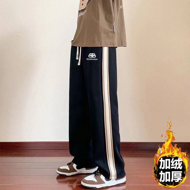 加绒款 Banlenciage 巴黎世家海外官网织带拼接休闲卫裤，男女同款，干净利落的显瘦裤型，简洁大气的腿部线条，量身定做版的剪裁，随意搭配上衣就显得时髦年轻