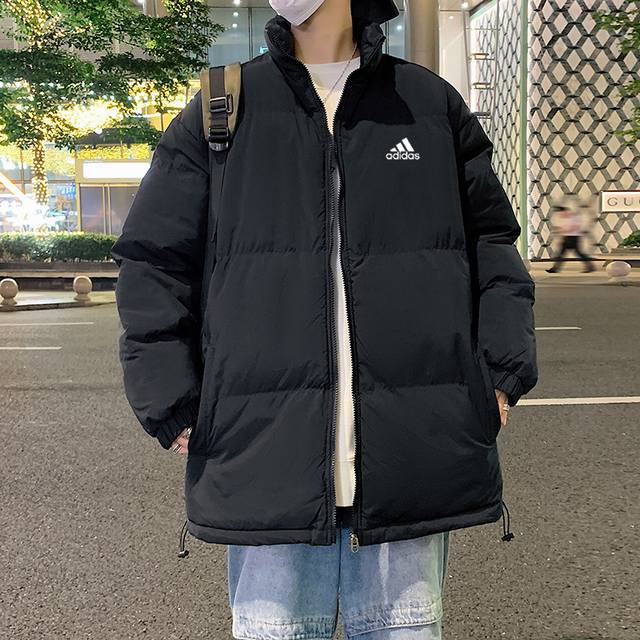 Adidas 阿迪达斯冬季新款男女款羽绒棉服！爆款上新！冬季衣橱必备的一款人气棉衣， 上身超级好看！ 纯天然手塞羽绒棉填充，每个部分充棉饱满 给人温暖的的视觉感