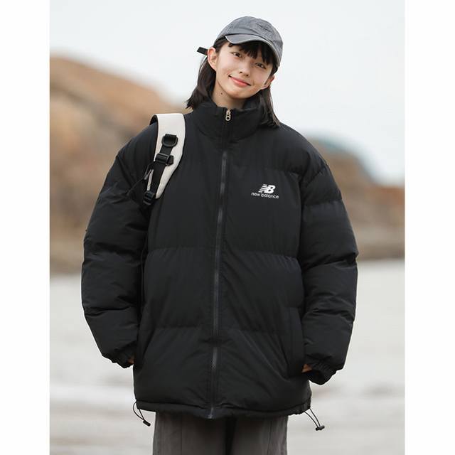 New Balance 新百伦冬季新款男女款羽绒棉服！爆款上新！冬季衣橱必备的一款人气棉衣， 上身超级好看！ 纯天然手塞羽绒棉填充，每个部分充棉饱满 给人温暖的