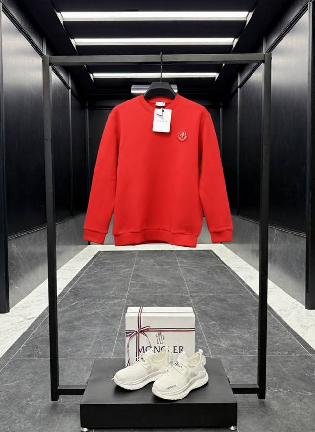 DDD 高奢出品 蒙口Moncler 2026 官网新款 胸前采用刺绣植绒硅胶三D一体化设计高端圆领卫衣 DDD 这款卫衣为新春而设计，以节庆氛围巧妙诠释标识。