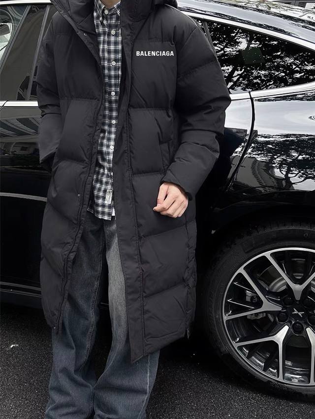 高品质 区别市场砸价版本 DDD Balenciaga巴黎世家经典小标中戏长款羽绒服 DDD 采用90白鸭绒填充，充绒量 G左右，外贸出口原单，做工细节都很好，