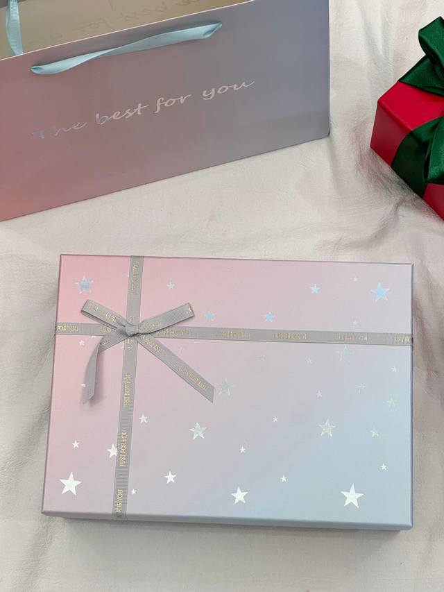 礼盒不优惠 ！ 配打包箱 #礼物送的好叫过节，礼物送不好叫渡劫，直男务必点进来看看# 邂逅渐变星空围巾礼盒 DDD 内含： DDD 1Chanel香奈儿粉邂逅香