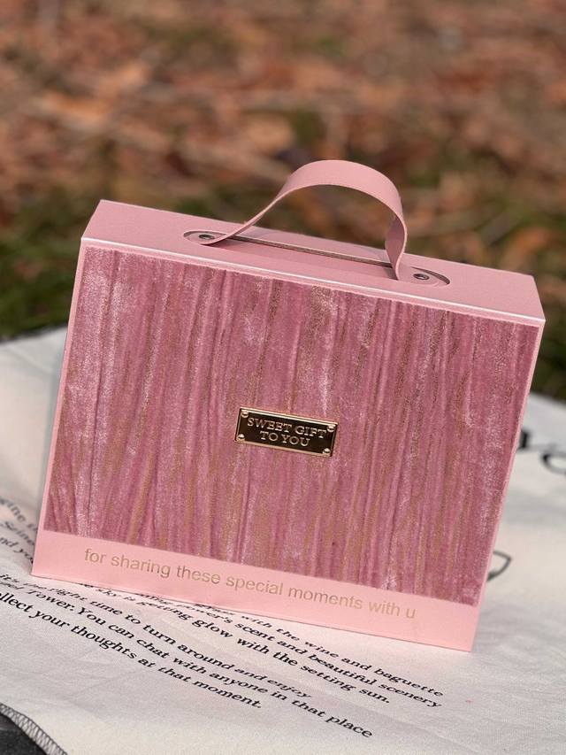 礼盒不优惠 ！ 配打包箱 #礼物送的好叫过节，礼物送不好叫渡劫，直男务必点进来看看# 甜心老花绒布礼盒 DDD 内含： DDD 1Dior迪奥花漾甜心香水100