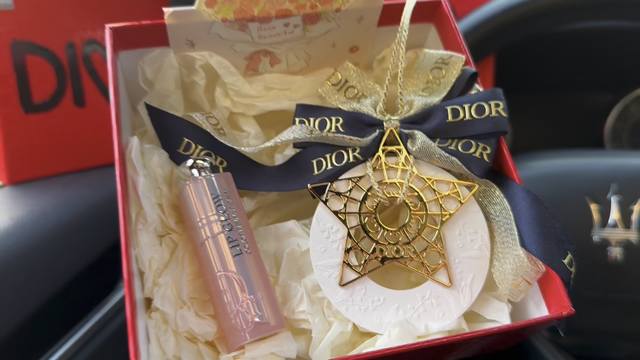 礼盒不优惠 马年2.14情人节浮力 #爱意随行，魅力绽放，当唇间色彩随心动而变，当车内空间萦绕幸运气息 这个情人节，为您诠释双重浪漫# Di0R迪澳魅惑变色唇膏