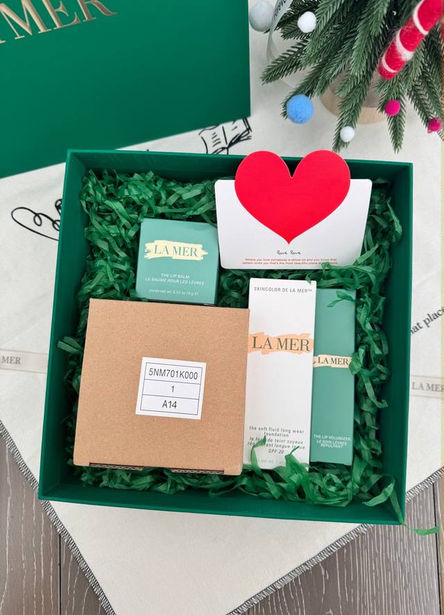 礼盒不优惠 ！ 配打包箱 手提袋 全套包装！ DDD 海蓝之谜彩妆四件套！ DDD 掌柜重磅推荐给大家！正儿八经的渠D货源！买到即是赚到！每盒都带全球购防伪贴，