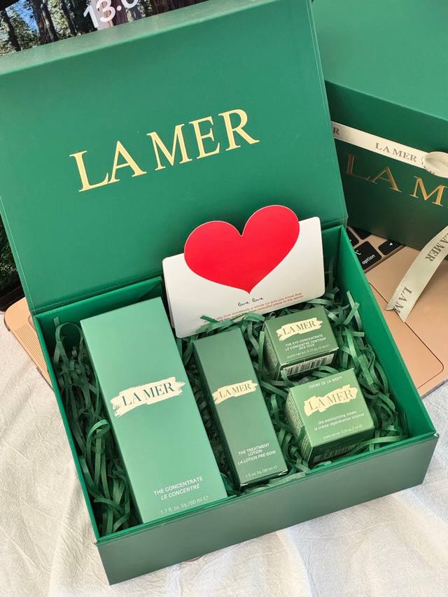 礼盒不优惠 ！ 配打包箱 手提袋 全套包装！ DDD 海蓝之谜经典王牌四件套！ DDD 掌柜重磅推荐给大家！正儿八经的渠D货源！买到即是赚到！每盒都带全球购防伪